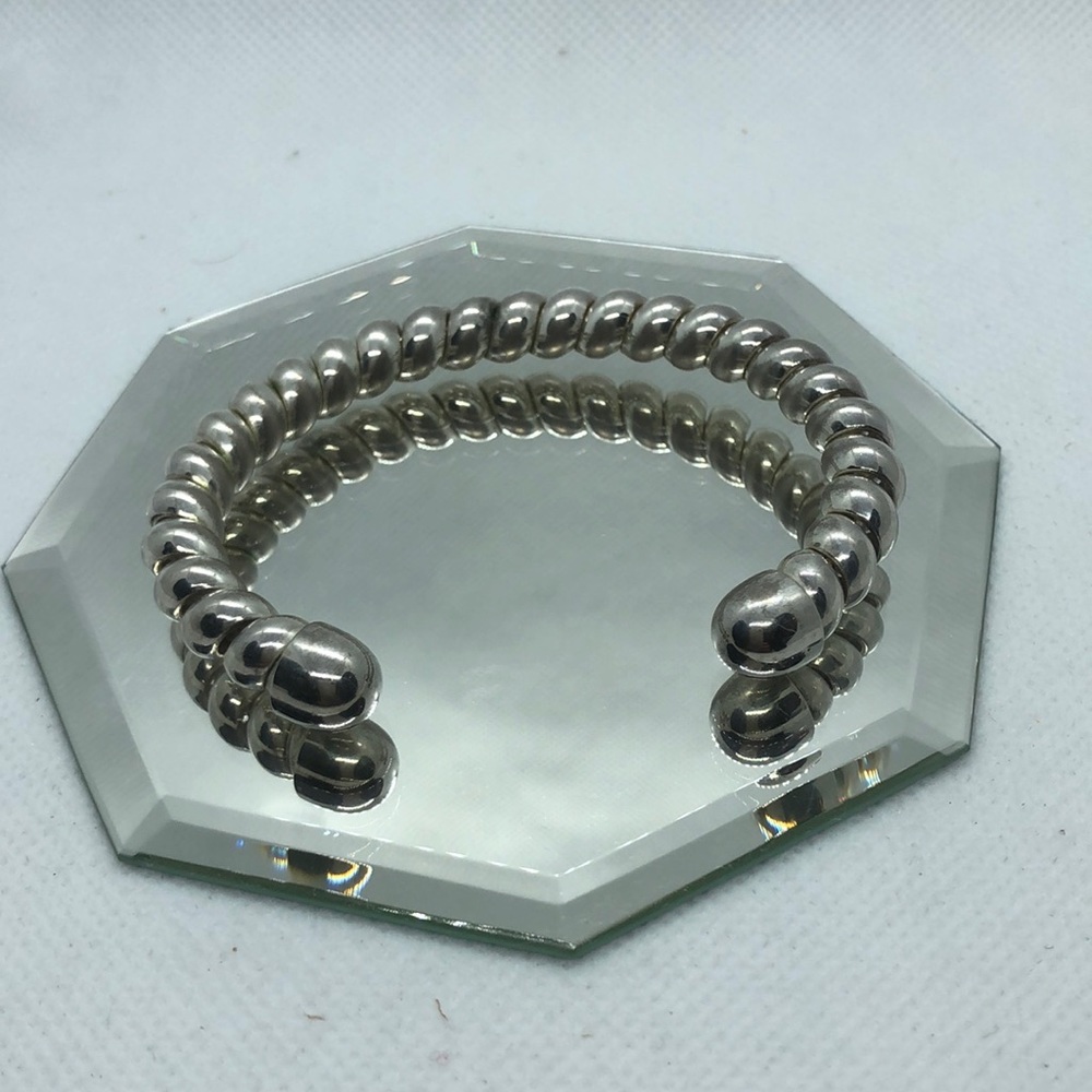 Classy Silver tone twisted bracelet - Picture 3 of 5